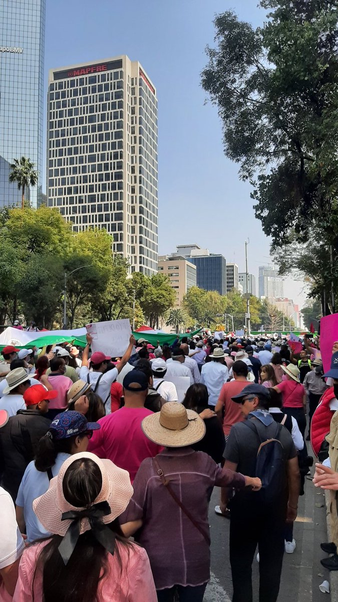 hugojaquezb's tweet photo. No somos uno, no somos cien. Pinche gobierno, cuéntanos bien. 🖐 #MarchaPorLaDemocracia https://t.co/yB6ZRMkL0M