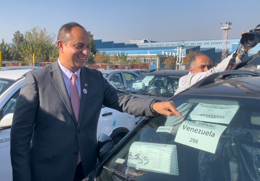 HipolitoAbreup's tweet photo. Muy pronto llegarán al país los primeros 1000 carros SAIPA proveniente de la República de Irán, en una alianza estratégica qué nos permitirá reactivar en 2023 la producción de vehículos en Venezuela... Nuestro hermano ministro @rvaraguayan activado en la tarea!

#ProducirEsVencer https://t.co/iG1g5MjhEW