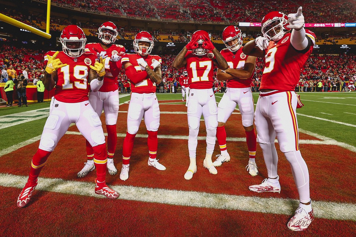 ZhuniH's tweet photo. @Chiefs @Chiefs
Yeeeeiih!!🎉
This is it!
#ChiefsKingdom
#LetsGetLoud🕶️
#GetItLoud🏈
#GetLoud🙌
#GetLouder🙌🙌
7-2 W! https://t.co/3co76LvjOg