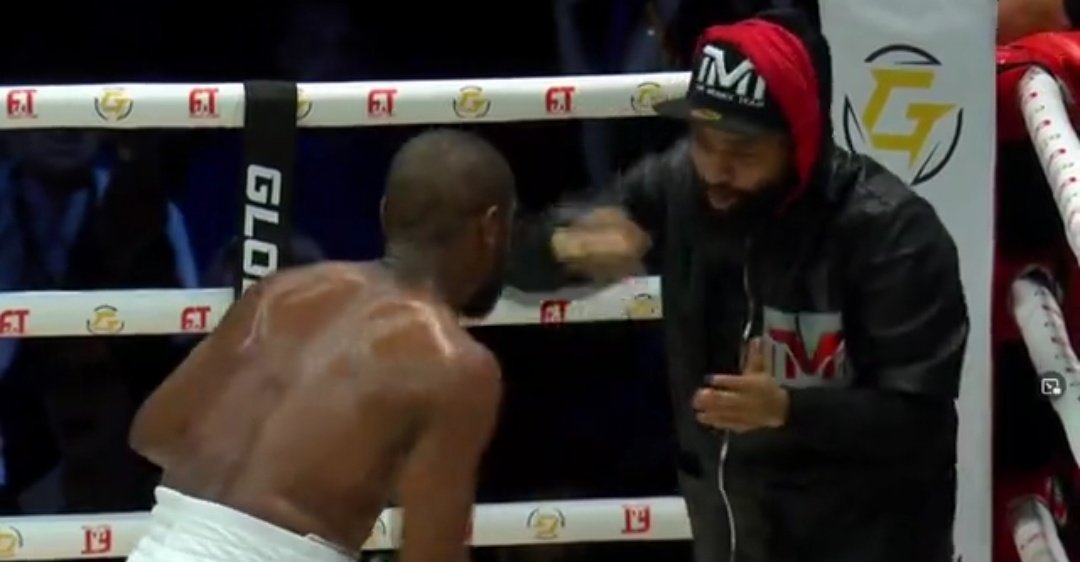 WorldHelios's tweet photo. Bro wtf is Floyd Mayweather doing? 😭😭😭

#MayweatherDeji https://t.co/b0WcHxC2Ed