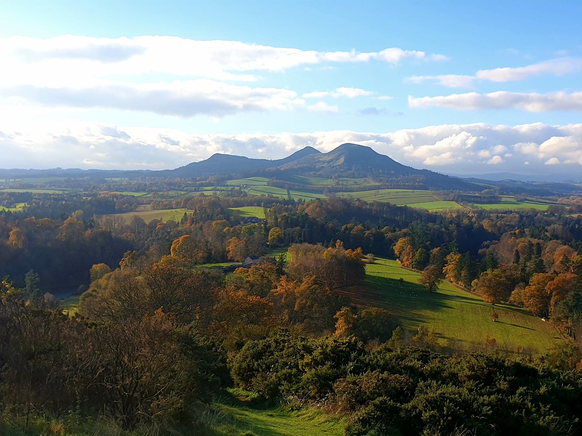 CalumGubby's tweet photo. The fine weather produced a view more akin to September rather than November of the Eildon Hills yesterday #scottishborders #scottsview #WalterScott https://t.co/MjxeMVhO5h