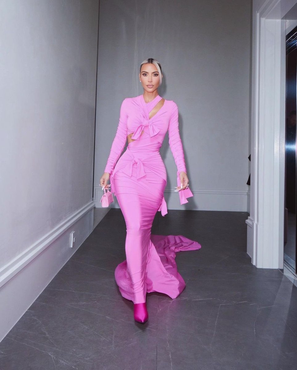 KimKardashian's tweet photo. 🎀 https://t.co/eAGkqTlMMc