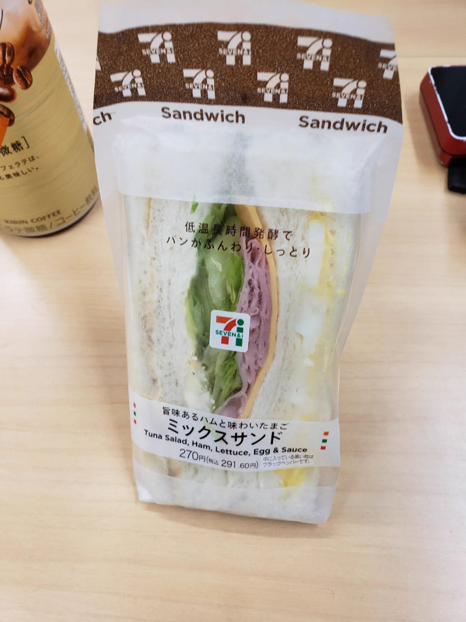 @ArmstrongSensei 一体どこのコンビニサンドイッチなんだろ。広島のコンビニ向けに作ってる会社はたくさん具が入ってるのに。 