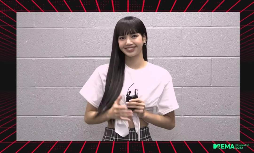 twicebpjy's tweet photo. #LISA tiene bien merecido esos premios y el que diga lo contrario que venga para darle una golpiza https://t.co/GhOWV5cueH