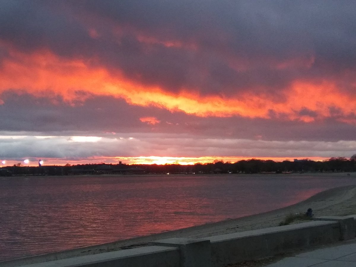 chipsy231's tweet photo. Well #CarsonBeach was aglow at #sunset #Southie. https://t.co/YZQLtbN2VQ