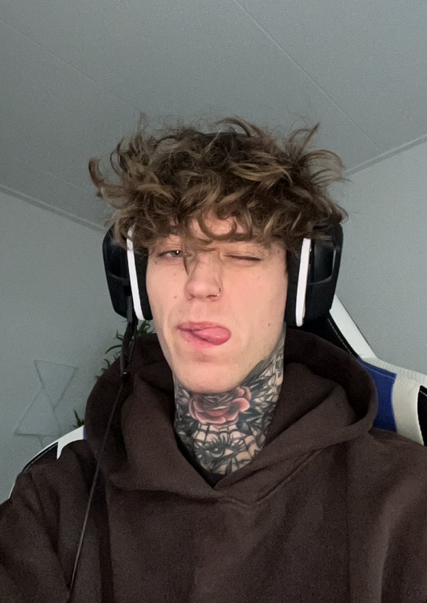 rossloveer's tweet photo. pues nada soy susi llevo siguiendo a aaron ya hace tiempo, espero que todos podamos ser besties y cualquier cosa mi dm siempre está abierto<33
me gusta tratarlo mal de joda pero lqm🫶🏼
#integracionliebregts https://t.co/jVkvngutAo
