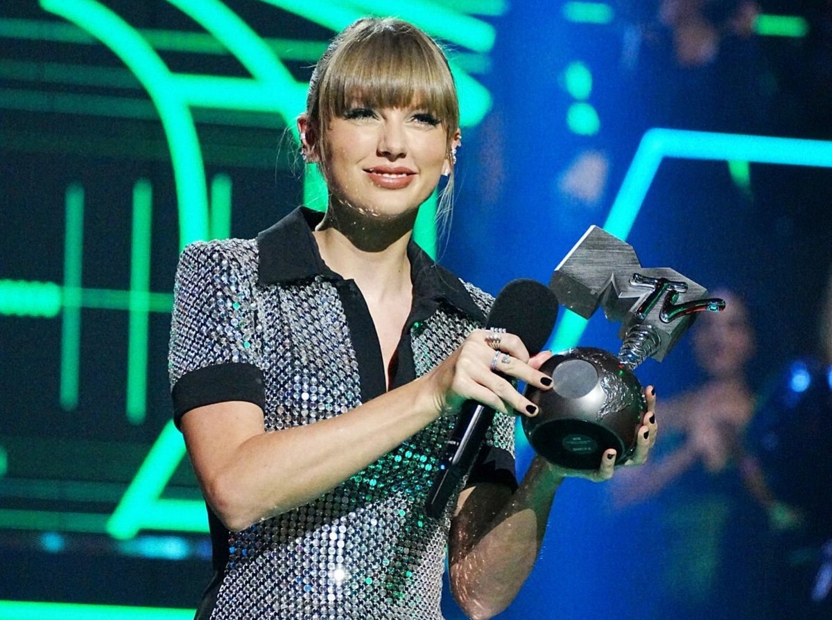 TheSwiftSociety's tweet photo. 👑| @TaylorSwift13 has won 4 #MTVEMA 

- Best Artist
- Best Pop
- Best Longform Video: ATW
- Best Video: ATW https://t.co/d7AqRPhsmx