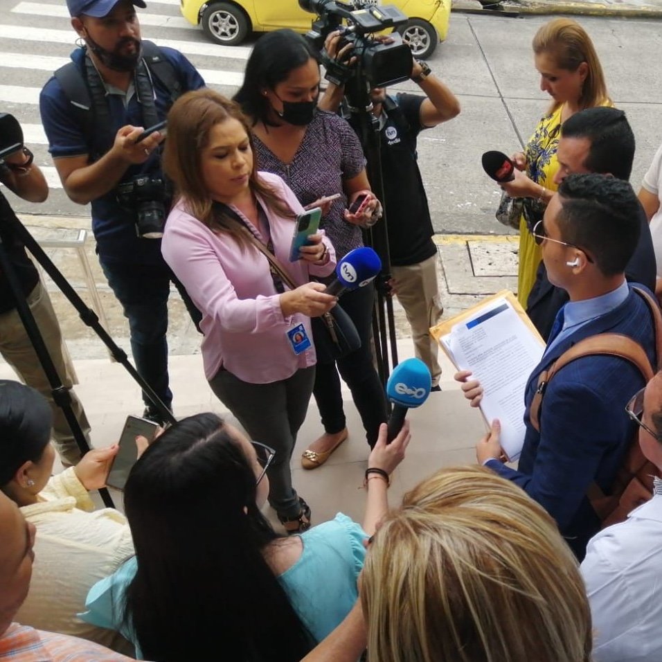 unprofa's tweet photo. Feliz día a todos los periodistas panameños. https://t.co/TJjGcRBIgq