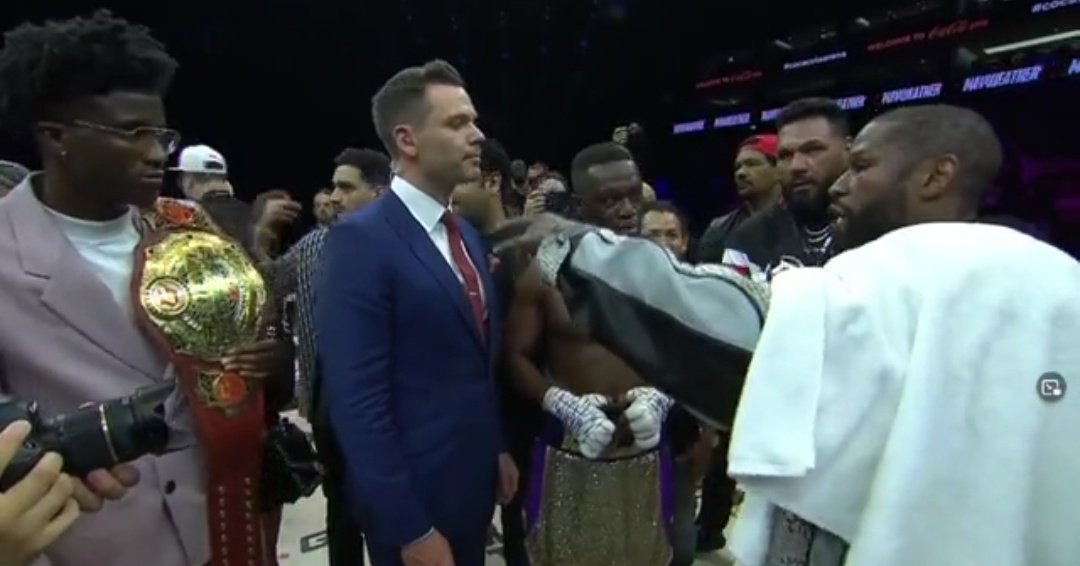 WorldHelios's tweet photo. Floyd Mayweather gives credits to Deji and gives shoutout to KSI for the great work as well. That's a W!

.@Deji .@KSI .@FloydMayweather https://t.co/mEq3SXU4Ga