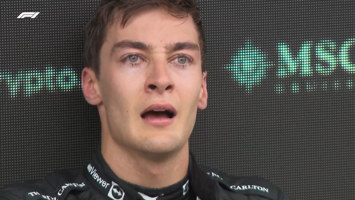 George Russell viendo que por culpa del conflicto entre Checo Pérez y Max Verstappen, nadie está hablando de su primer victoria en F1: