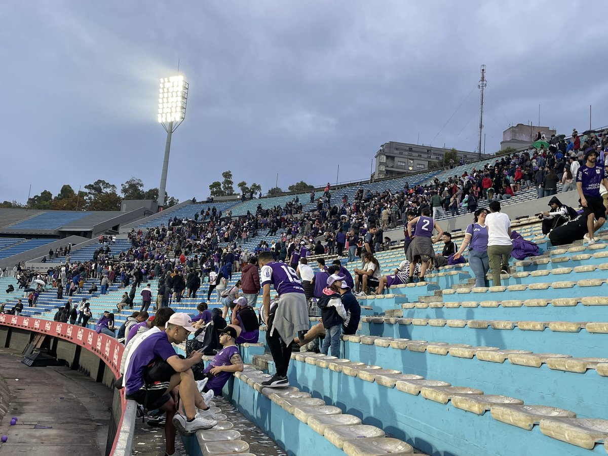 Hace 50 minutos que terminó el partido. Sin embargo las puertas siguen cerradas. Anda a entenderlo.