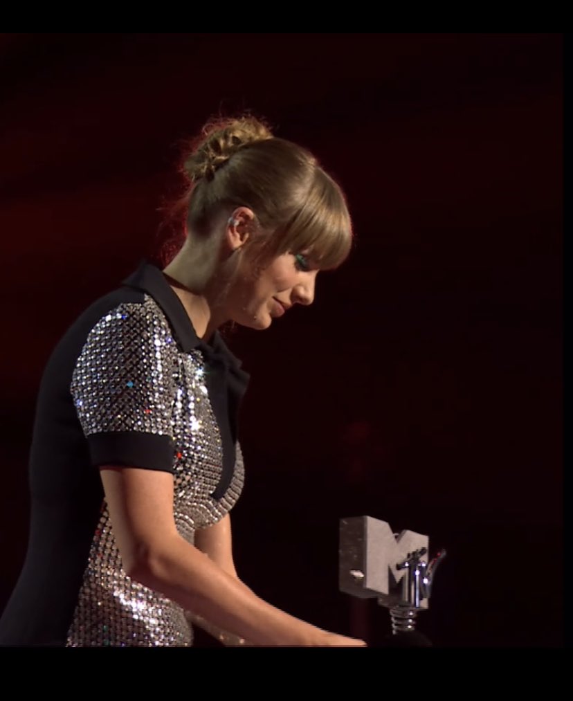 willowsinaugust's tweet photo. She’s ✨sparkling✨ 

Congratulations @taylorswift13
🫶🫶🫶🫶🏆🏆🏆🏆
#MTVEMAs #MTVEMA #TaylorSwift @taylornation13 https://t.co/xNRt6laott