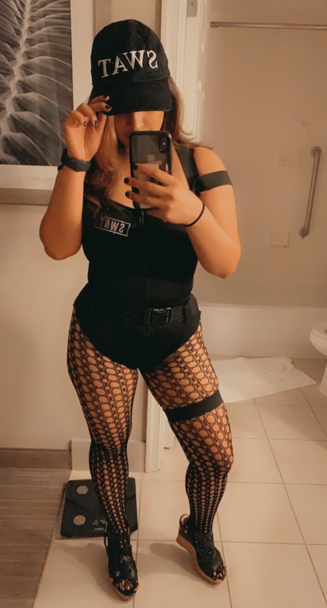 tinatentime's tweet photo. Just got to Orlando for an event and pleasure ! Who wants to help me have some eventful fun ?! 😋😆🤩         cashapp: $tinatentime                     Venmo: tinatentime #mistress #findom   #findomfetish #Master #feetworship #FEETUPFORDOMO  #fetish #fetishmistress #findomme https://t.co/4wGZmJkP73