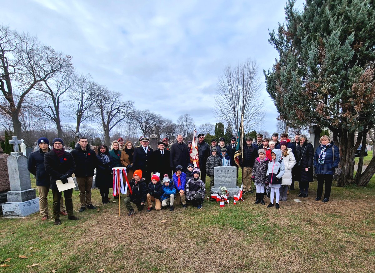 PLinCanada's tweet photo. Amb. @WitoldDzielski, Cmdr K. Ksiฤ
ลผek, Consul @nataIiakubik, representatives of @SPKinCanada, ๐ต๐ฑ scouts and ๐จ๐ฆ Polonia paid tribute to the outstanding Polish generals & diplomats, who served & fought for our freedom.
Marking the 104th ๐ต๐ฑ #IndependenceDay.
#PL80CA
#LestWeForget https://t.co/IbjSHy4wd4