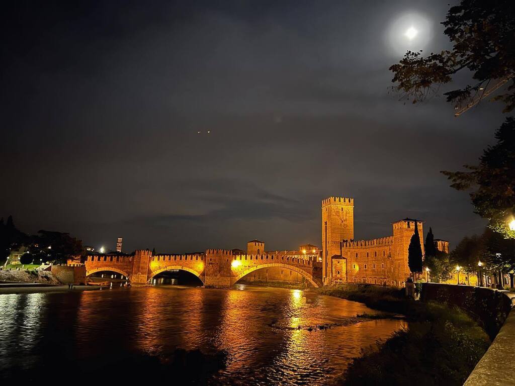 Here are some of my favorite shots from the last week in Verona ☕️ p.s. the last pic is one of the best cappuccinos I’ve had! 
.
.
#singersongwriter #musicianslife #iloveitaly #fullmoon #verona #ontour #arenadiverona #castles #espressolover instagr.am/p/Ck6oNT6qmTi/