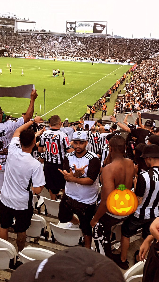 Soaresrc2's tweet photo. Última do ano Galo x gambá 🚌🚌🎃@tog_oficial84 https://t.co/rpbgNqT4rZ