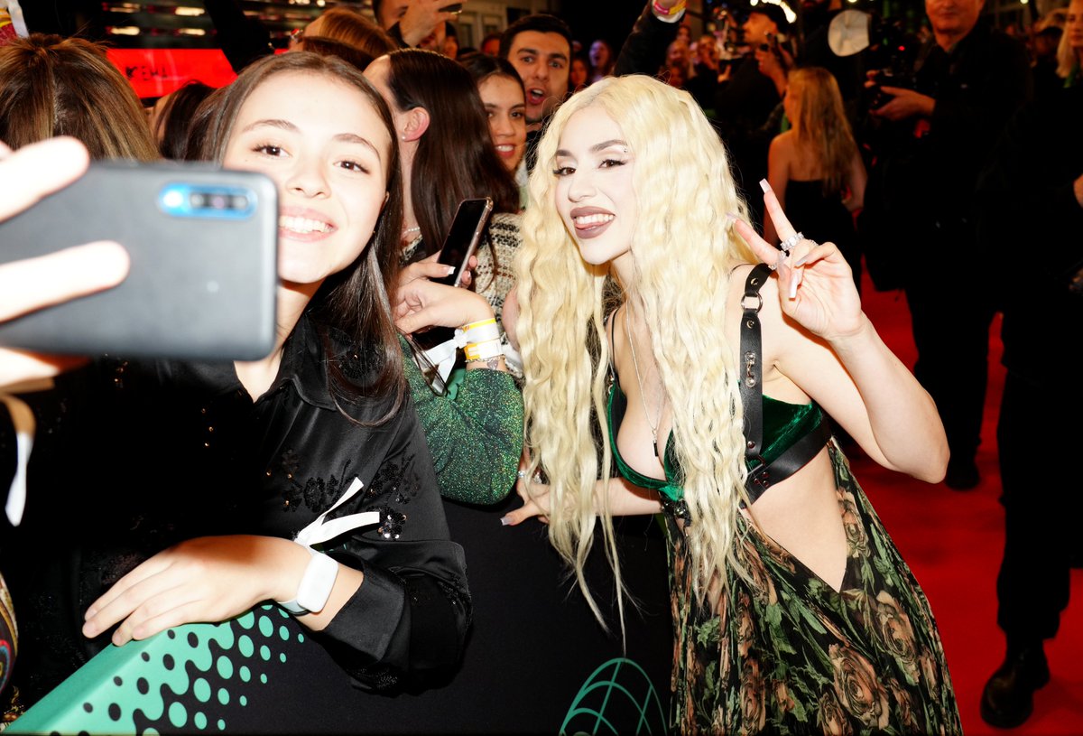 💚 @taylorswift13 💚 @tatemcrae 💚 @RitaOra @TaikaWaititi 💚 @AvaMax #MTVEMA #selfie