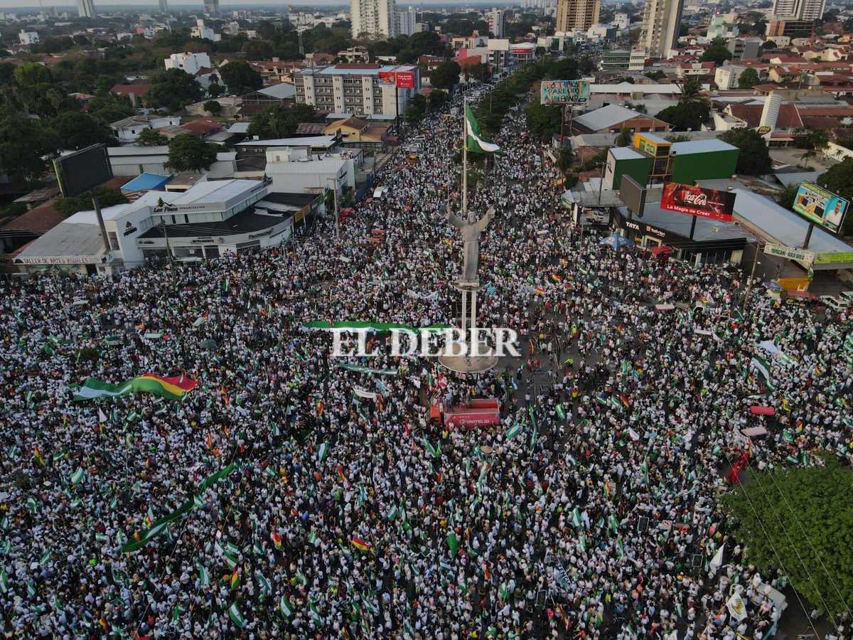grupoeldeber's tweet photo. Así se ve El Cristo Redentor, minutos antes de que inicie el cabildo convocado por el Comité Interinstitucional 
Fotos: Miguel Surubí

#Cabildo #SantaCruzBo #ParoPorElCenso  #CensoEnBolivia #ParoIndefinido 
#Bloqueo https://t.co/c9KDqXdQnp