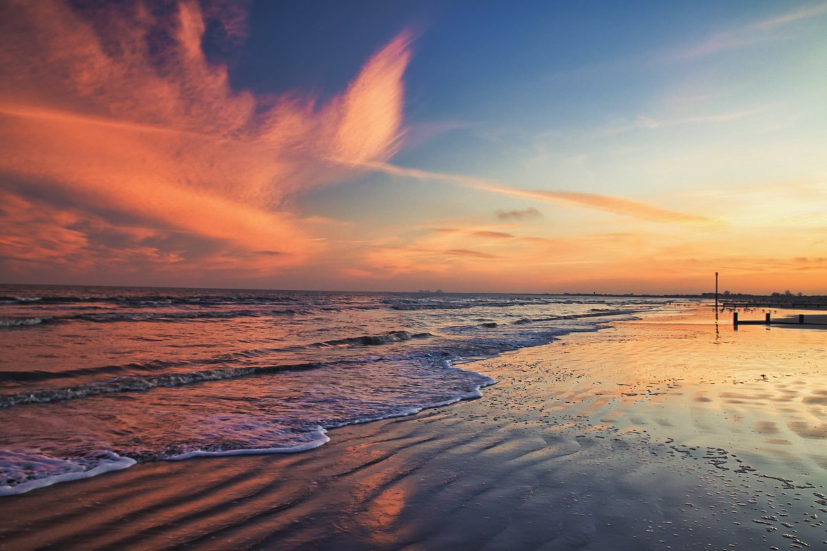d_keano's tweet photo. Sunset at Dymchurch beach in Kent #dymchurch #romneymarsh #beach #sunset #Sunset_Beach #SunsetLovers #kent #uk #Autumn #visitkent https://t.co/uiB7aRr9gJ