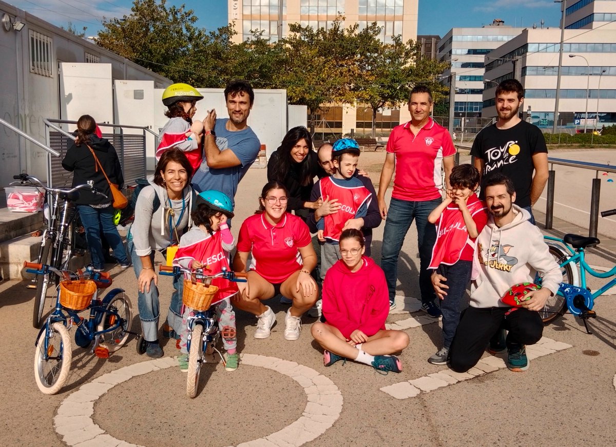 CC_SJD's tweet photo. Estem feliços de veure l'evolució d'aquestes 5 sessions d'Aprenem amb Bici i el regal dels somriures dibuixats a les cares ens encoratgen a seguir sumant.
#AprenemBici #BiciEscolaCCSJD #AccioSocialCCSJD #ccsjd #AprenemAutisme #InclusioSocial #EsportInclusiu #diversitats https://t.co/LDh2nPL1fH