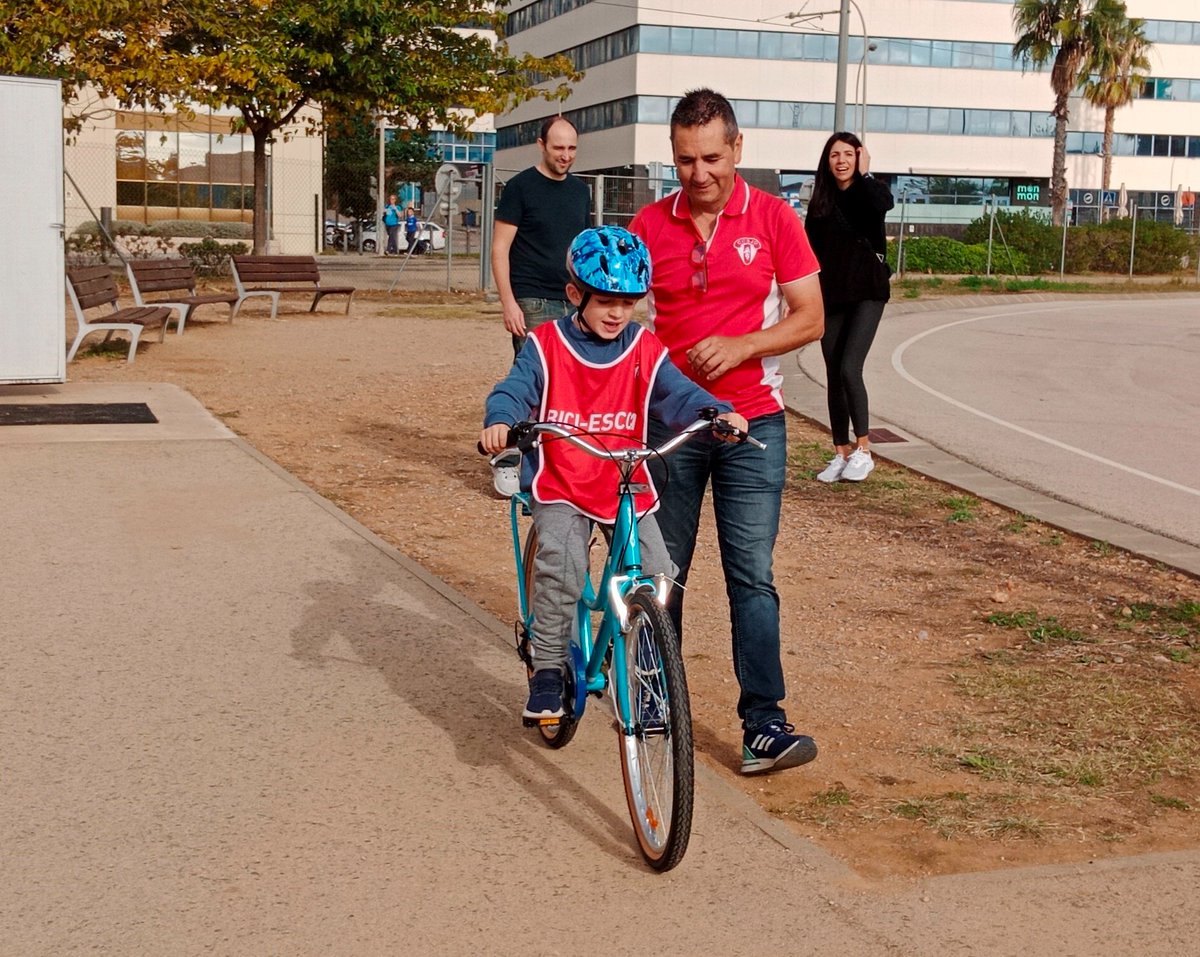 CC_SJD's tweet photo. Estem feliços de veure l'evolució d'aquestes 5 sessions d'Aprenem amb Bici i el regal dels somriures dibuixats a les cares ens encoratgen a seguir sumant.
#AprenemBici #BiciEscolaCCSJD #AccioSocialCCSJD #ccsjd #AprenemAutisme #InclusioSocial #EsportInclusiu #diversitats https://t.co/LDh2nPL1fH