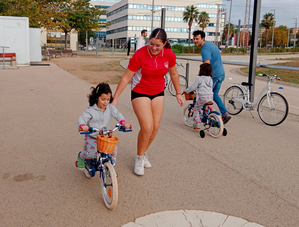 CC_SJD's tweet photo. Estem feliços de veure l'evolució d'aquestes 5 sessions d'Aprenem amb Bici i el regal dels somriures dibuixats a les cares ens encoratgen a seguir sumant.
#AprenemBici #BiciEscolaCCSJD #AccioSocialCCSJD #ccsjd #AprenemAutisme #InclusioSocial #EsportInclusiu #diversitats https://t.co/LDh2nPL1fH