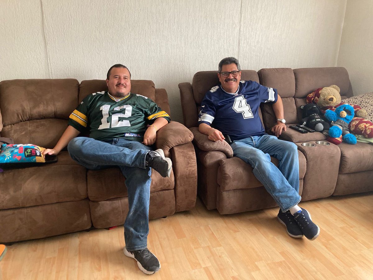 pereznerio's tweet photo. Disfrutando el juego con el suegro, que ganen mis Packers, saludos desde #Saltillo  #TuPaseCompleto https://t.co/f2trJ7KwBO