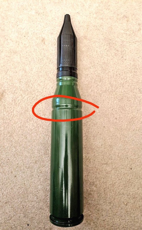 Warum kann man andere 35 mm x 228 nicht beim Flakpanzer Gepard nutzen? Die Hülse hat eine Gurtrille. Dort klemmt sich das Gurtglied ein. Ist die Rille nicht genau passend, kann es zu einem Gurtklemmer und schlimmstenfalls einem Gurtreisser kommen. 1/