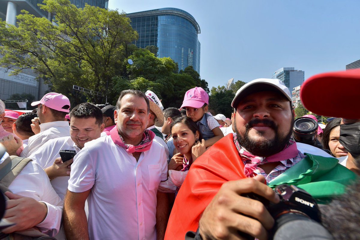 Christianvonroe's tweet photo. Toda la oposición participó hoy en la #marchaINE, junto con organizaciones de la sociedad civil y la ciudadanía.

MORENA se la va a pensar dos veces antes de seguir desmantelando nuestras instituciones, los mexicanos demostraron que están unidos en defensa de la democracia. https://t.co/9IhK0jKFwH