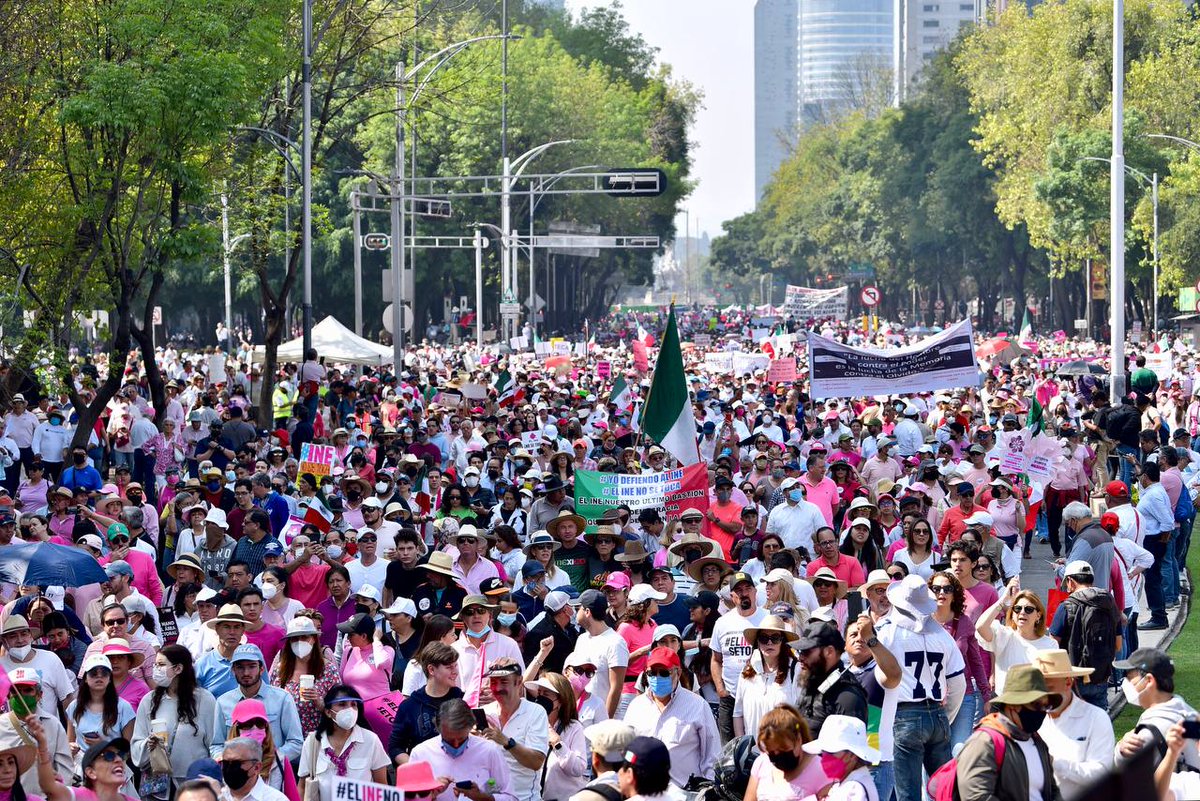 Christianvonroe's tweet photo. Toda la oposición participó hoy en la #marchaINE, junto con organizaciones de la sociedad civil y la ciudadanía.

MORENA se la va a pensar dos veces antes de seguir desmantelando nuestras instituciones, los mexicanos demostraron que están unidos en defensa de la democracia. https://t.co/9IhK0jKFwH