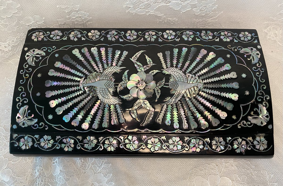 PeaceRoseShephe's tweet image. Look at this smoking box✨