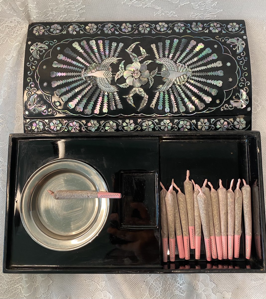 PeaceRoseShephe's tweet image. Look at this smoking box✨