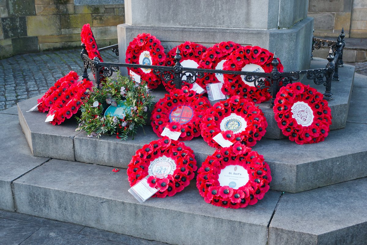 #RemembranceSunday parade and service at Burntisland war memorial 📷