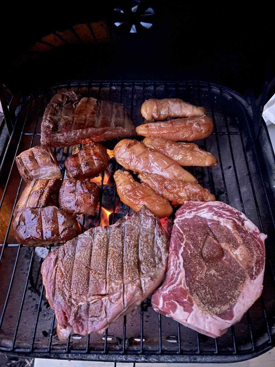 lucky13wxman's tweet photo. Dedication or crazy?
It’s mid-November, 35° and I’m grilling out 🥶😂🥩🔥 Too cold or not? What do you say? #TeamNeverTooColdToGrill #OrderTakeOut https://t.co/S5yLkeJRzT