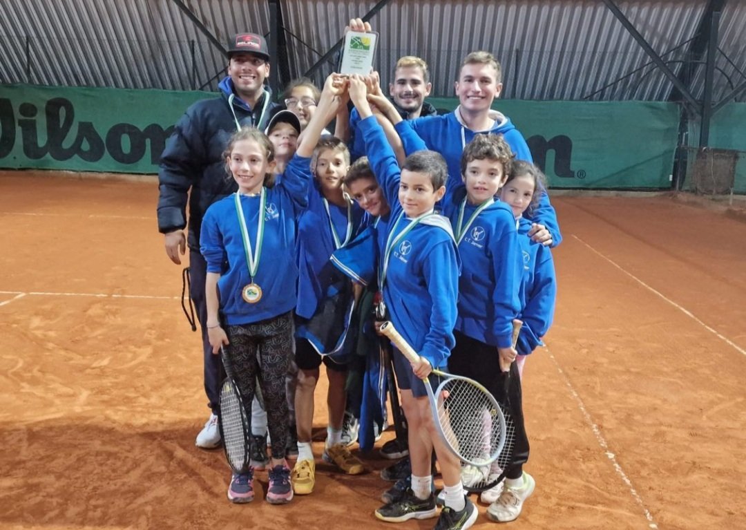 PedroFlorindo5's tweet photo. Não sei por onde começar...
Estou eternamente grato pela oportunidade que me deram de trabalhar com este grupo incrível, e ainda mais orgulhoso do espírito de Equipa e atitude destes miúdos.
Ver-vos crescer é um previlégio e é visível o quão importante é o trabalho de equipa 🥇💙 https://t.co/zyGap4YykZ