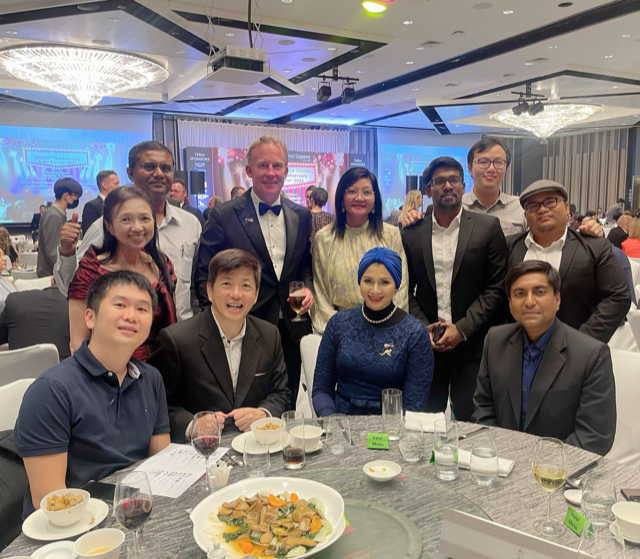 The Australian Alumni Singapore’s 67th Anniversary Gala Dinner took place on Saturday. Pictured here is the UOW Singapore Alumni Chapter Executive Committee with the Hon William Hodgman, Australian High Commissioner to Singapore.