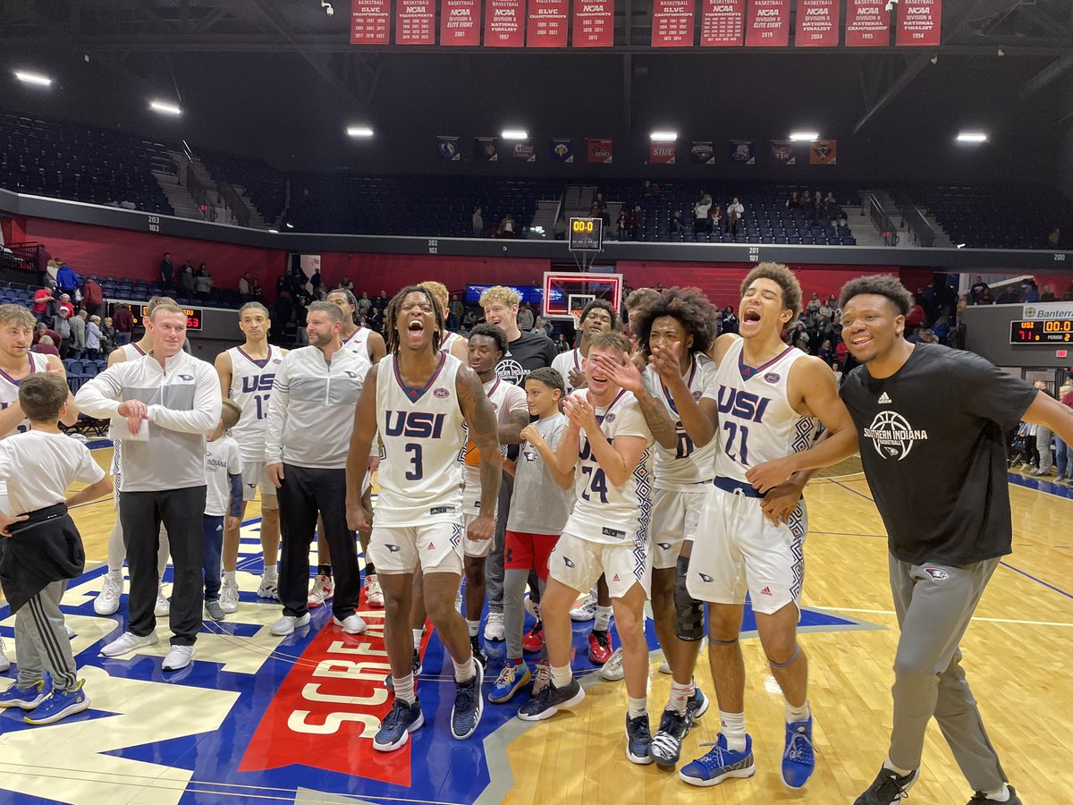 aaronhancock14's tweet photo. FINAL: USI men’s basketball gets its first-ever Division 1 win!!
Eagles win it 71-53 over Southern Illinois!
What an atmosphere inside Screaming Eagles Arena today!
You could definitely hear all of the arena-record 3,071 that entire second half… https://t.co/bhmBUVu2i0