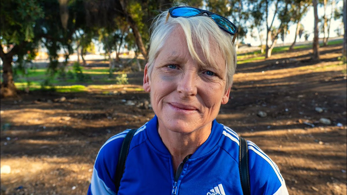 Dawn has lived on the streets of Los Angeles homeless for over three years. Before this interview, she texted me to say she was displaced from a homeless sweep and now lives on a sidewalk under a LA freeway. invisiblepeople.tv/videos/homeles…