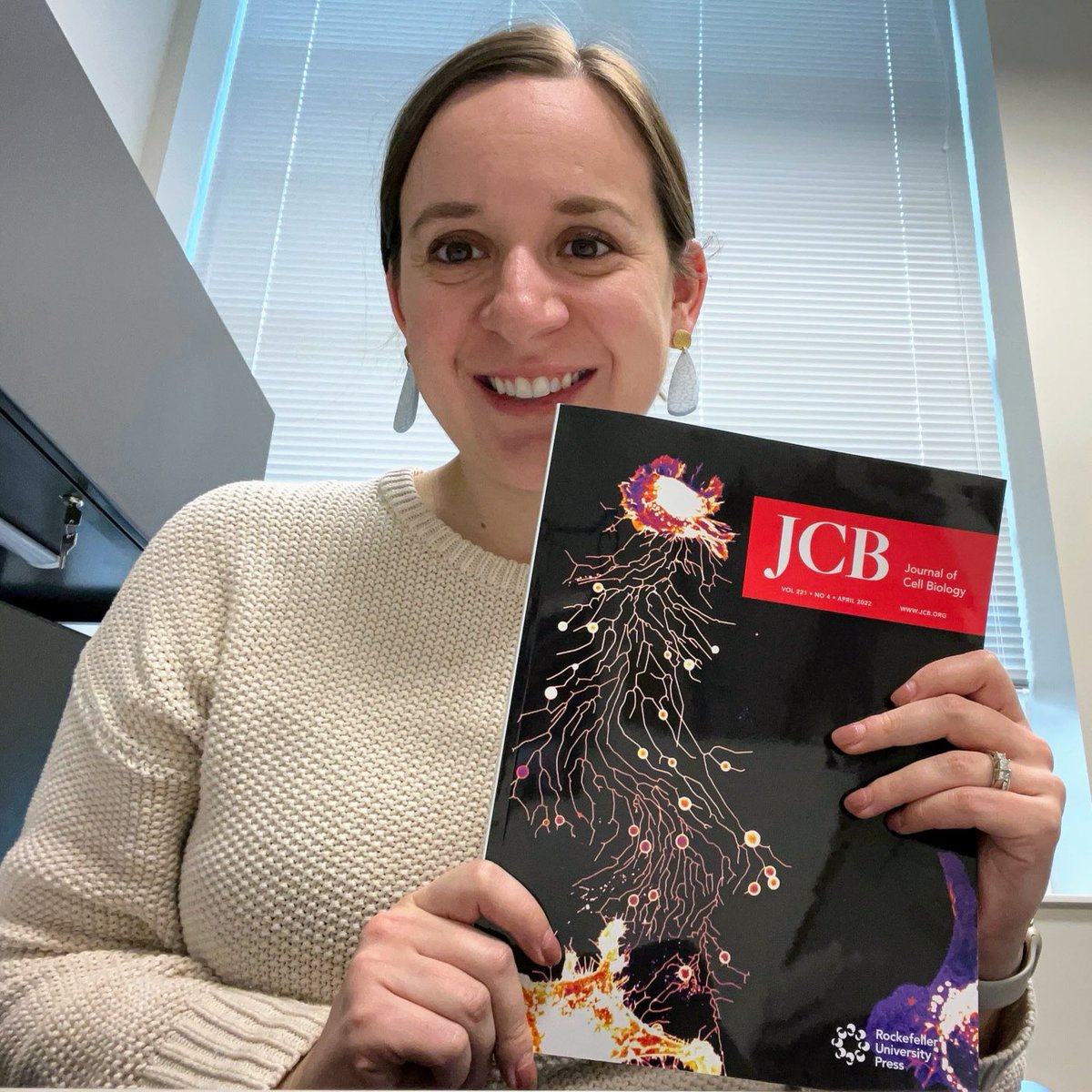 c_cvetkovic's tweet photo. I published my first scientific paper in 2014 - but this is the first time I’ve seen my work in print in an actual physical journal! 📖 ⁦@JCellBiol⁩ https://t.co/o3djSZirGn