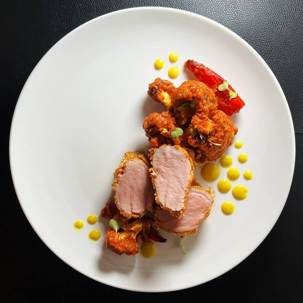 yeocancook's tweet photo. Panko-Crusted Pork Tenderloin, Cauliflower shimmered in Enchilada Sauce, Blistered Baby Bell Peppers, Mustard Dots, Microgreens
#homecooking #porktenderloin #panko #enchiladasauce #cauliflower #babybellpeppers #microgreens #foodplating #chefsofinstagra… https://t.co/ZK148ep0Zo https://t.co/1moeNW1JIz