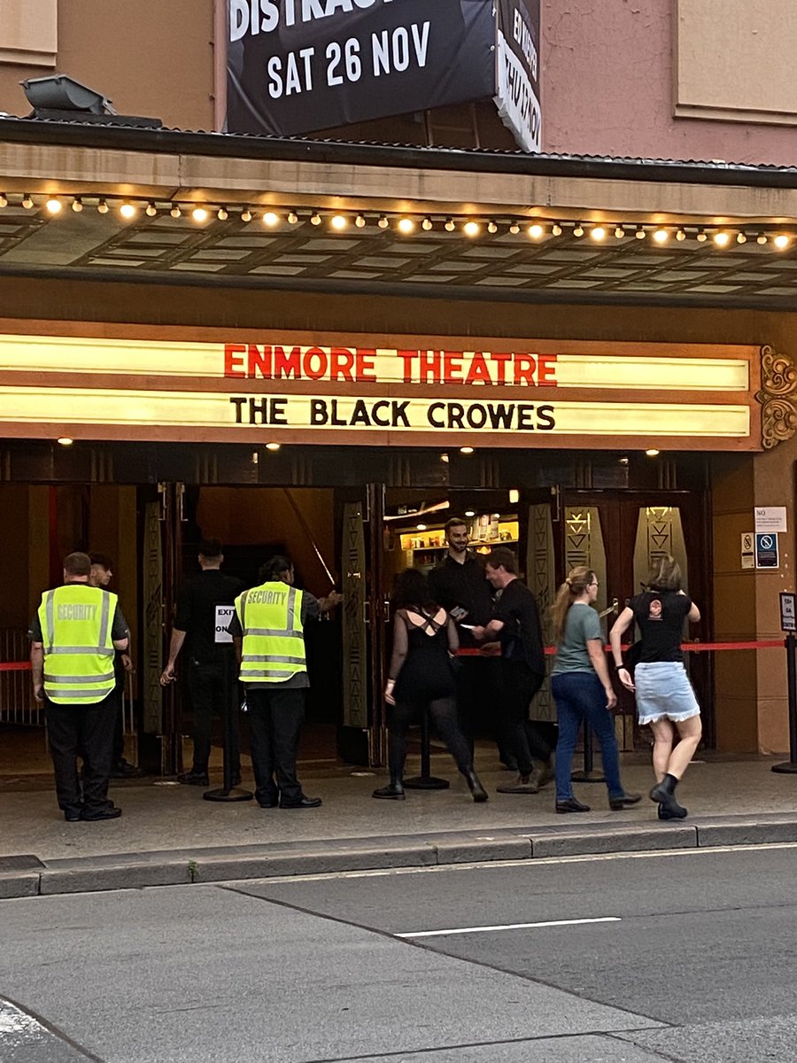 Lozza666's tweet photo. @theblackcrowes show last night was freaking awesome… playing catch-up for all the gigs I’ve missed out on the past 2.5 years…Next stop PARADISE CITY with @gunsnroses! https://t.co/tsu53wdIfW