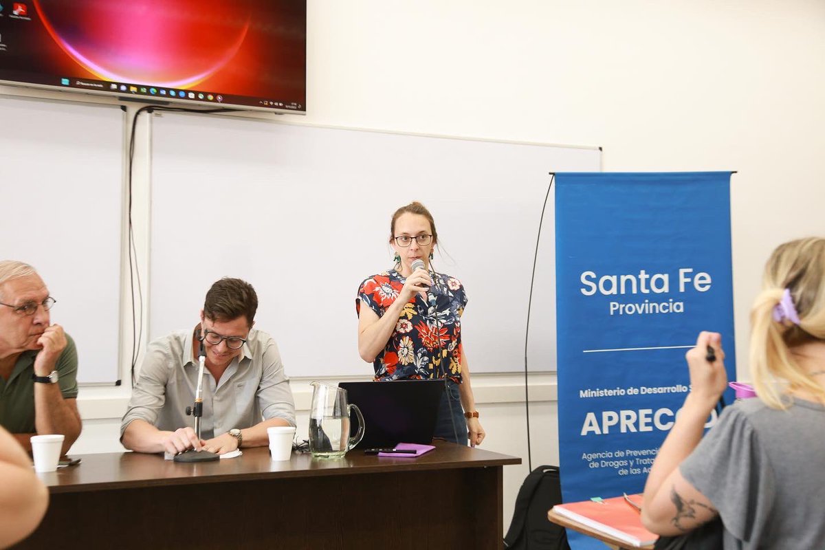 CamilaBettanin's tweet photo. 📚 En la Diplomatura Abordaje del Consumo Problemático, dictada desde @aprecod en conjunto con @UNRoficial , continuamos con el módulo Clínica del sufrimiento subjetivo, a cargo de Tomas Verger y Daniel Senderey.
#consumoproblematico #santafeconvos https://t.co/J8BlBg9HZt