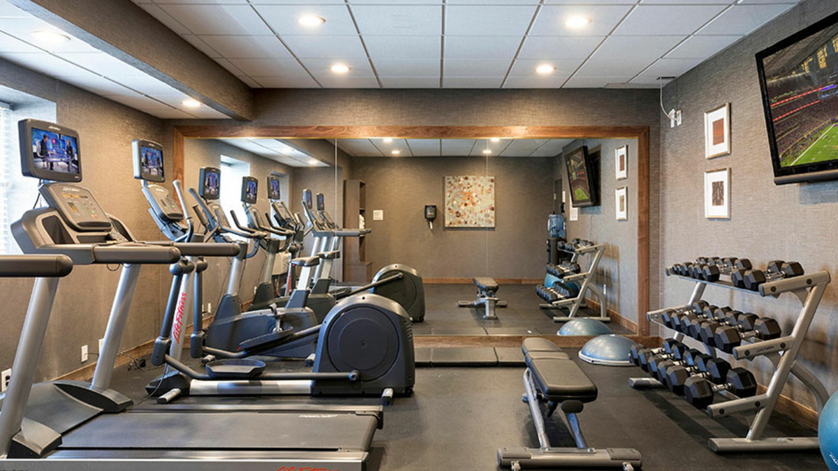 HolidayinnBW's tweet photo. With the holiday season comes parties and lots of food. We can help you keep up with your workout routine and even work off some of those calories! Our fitness center is open 24/7 so you can hit it up any time of the day! https://t.co/8TR1eP8vVn
#Holidays #workout #legday https://t.co/0OY2v0p8m7