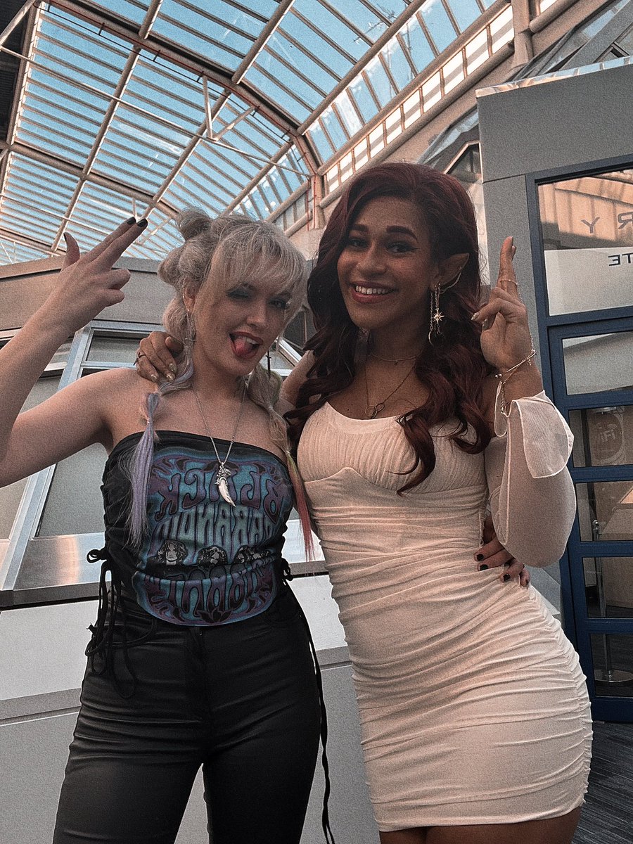 The best thing Liv and I found about cosplaying Danika and Bryce was the canon use of phones and selfies ✨ 

#MCMBirmingham #BryceQuinlan #DanikaFendyr #CrescentCity #SarahJMaas