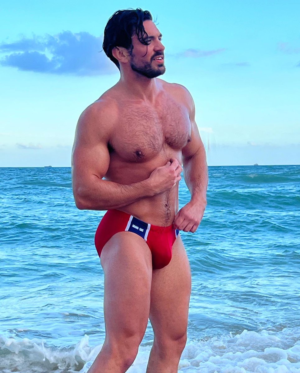 SteveGrandMusic's tweet photo. #SpeedoSunday 💪🏻 rocking my new @GrandAxisGuys design here! This is our CONTRAST Swim Brief. Check out all my designs here!➡️ https://t.co/H3ACpNgpub

#mensswimwear #swimbriefs #speedos #guysinspeedos #hunksintrunks #hunk #musclehunks #bodybuilding #bodybuilder
#redspeedo https://t.co/xPRNBLvLeO