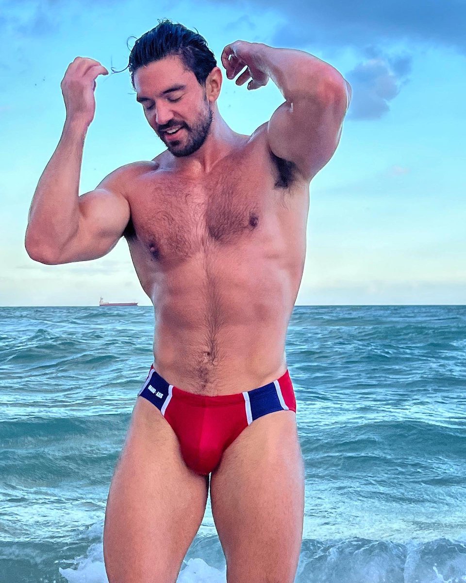 SteveGrandMusic's tweet photo. #SpeedoSunday 💪🏻 rocking my new @GrandAxisGuys design here! This is our CONTRAST Swim Brief. Check out all my designs here!➡️ https://t.co/H3ACpNgpub

#mensswimwear #swimbriefs #speedos #guysinspeedos #hunksintrunks #hunk #musclehunks #bodybuilding #bodybuilder
#redspeedo https://t.co/xPRNBLvLeO