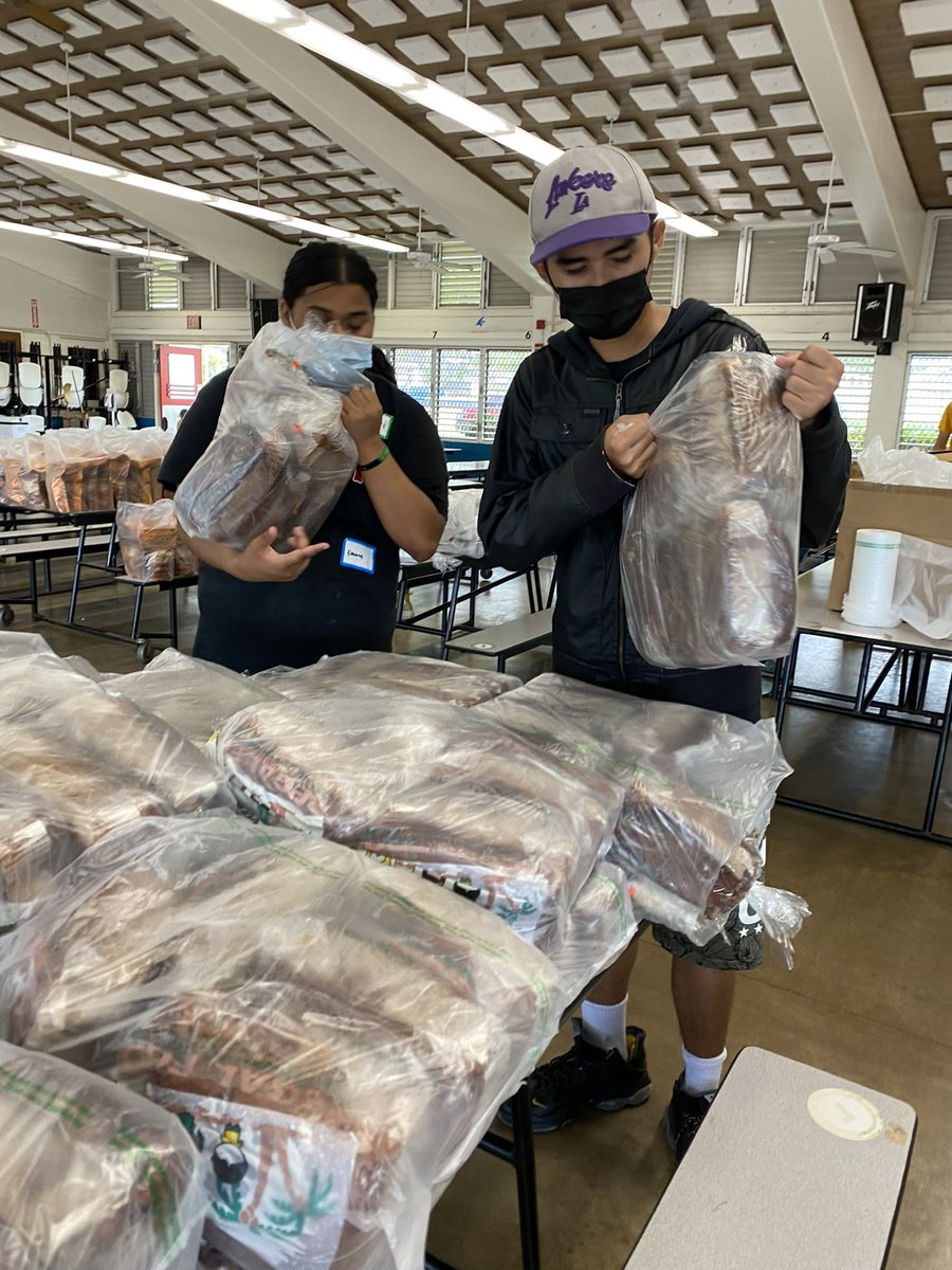 dela808's tweet image. #KHSBulldogs #KHSLeoClub help #WilsonElementary food distribution #PublicSchoolProud #service @HIDOE808