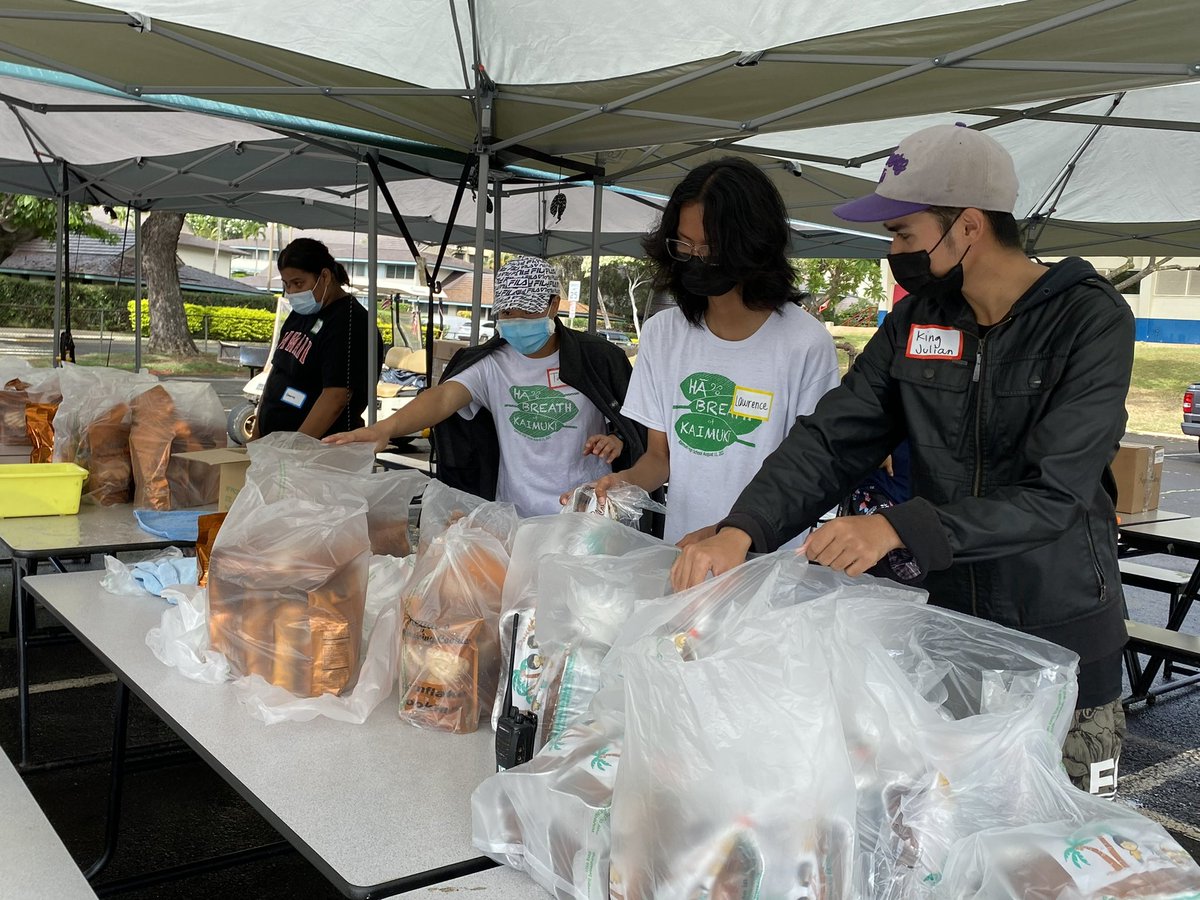 dela808's tweet image. #KHSBulldogs #KHSLeoClub help #WilsonElementary food distribution #PublicSchoolProud #service @HIDOE808