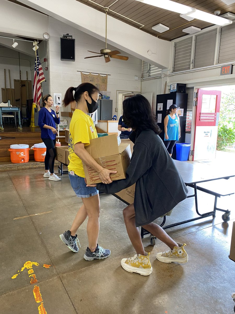 dela808's tweet image. #KHSBulldogs #KHSLeoClub help #WilsonElementary food distribution #PublicSchoolProud #service @HIDOE808