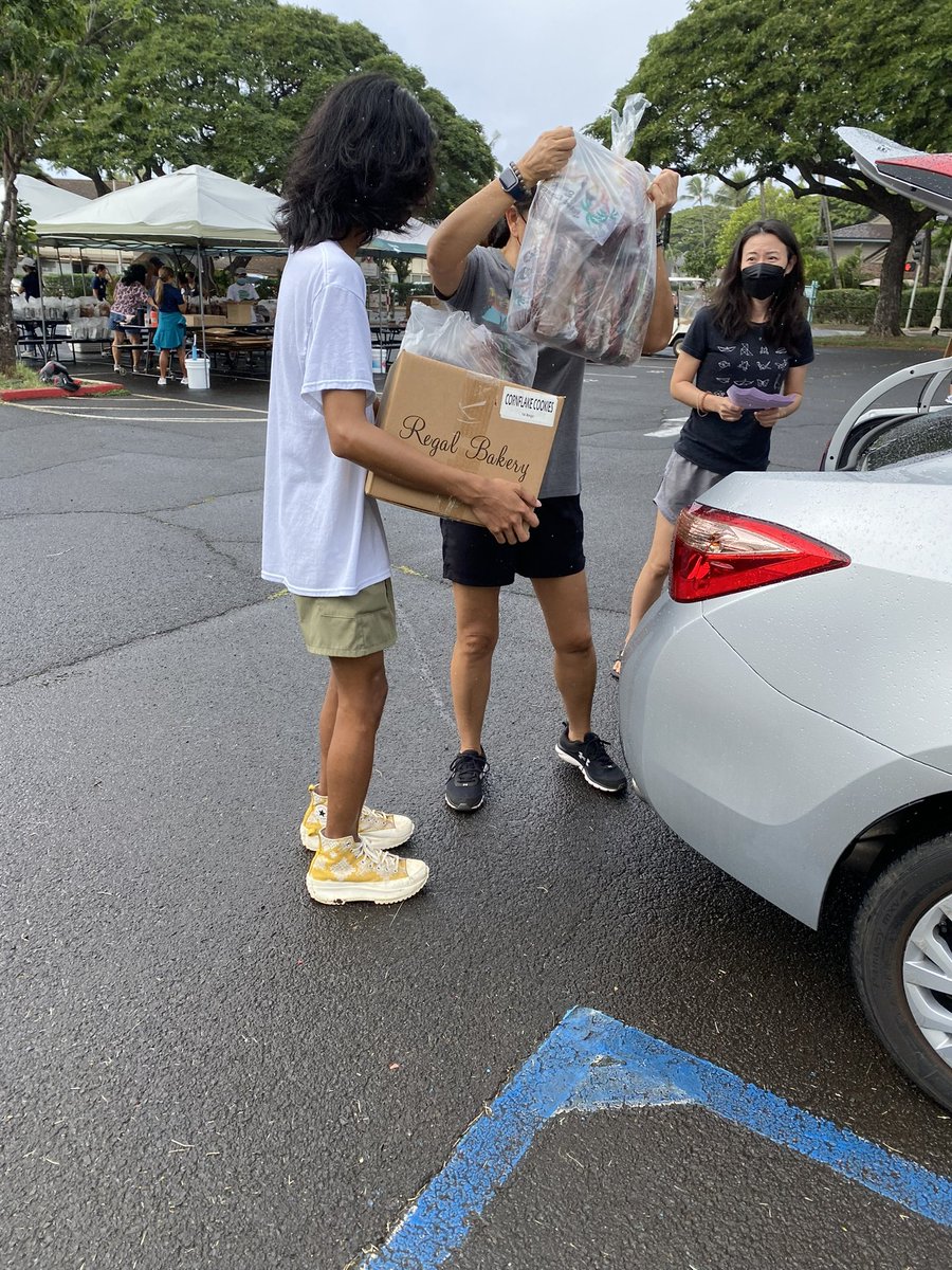 dela808's tweet image. #KHSBulldogs #KHSLeoClub help #WilsonElementary food distribution #PublicSchoolProud #service @HIDOE808